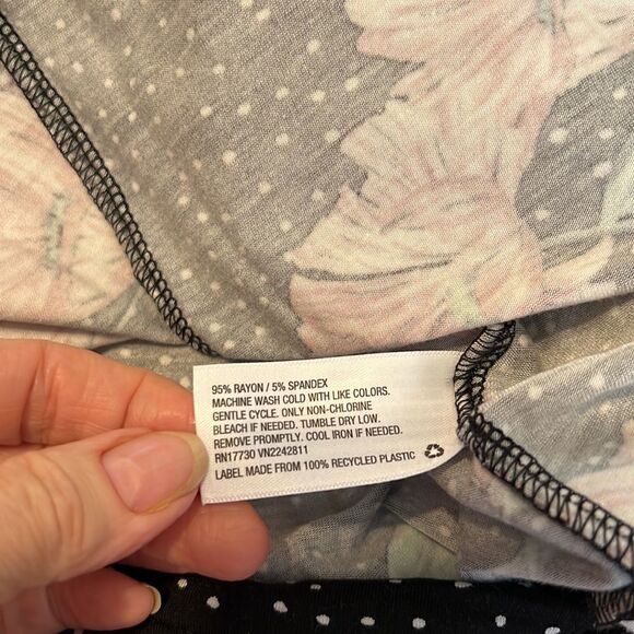 Xhilaration szL short romper cute flowers neck details pockets keyhole back EUC - Picture 13 of 14